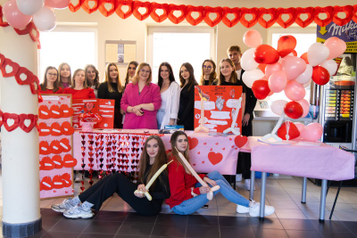 Zdjęcie studentów na stanowisku promocyjnym akcję profilaktyczną dotycząca zdrowia układu sercowo-naczyniowego